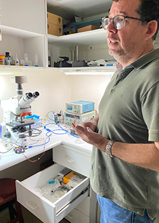 Mriko Zimic, former trainee in Fogarty’s GID program, runs the Laboratory of Bioinformatics at UPCH. His lab developed low-cost versions of inverted microscopes with 3D printing.