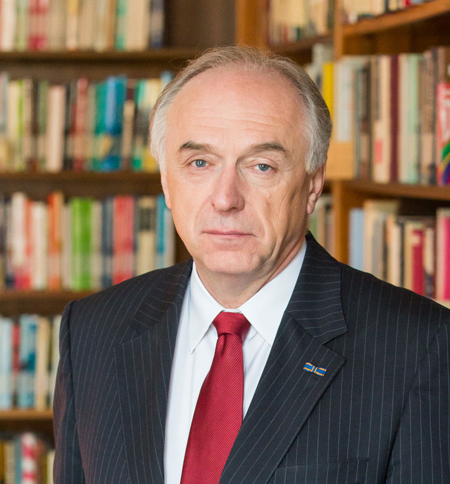 Head shot of Dr Pavel Kabat