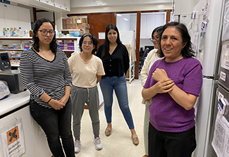 Monica Pajuelo (right) introduces scientists in her lab. From left: Lucero Merino, Lucero Mascaro, Maryhory Vargas-Reyes, and Andrea Diestra-Calderon (behind Pajuelo)